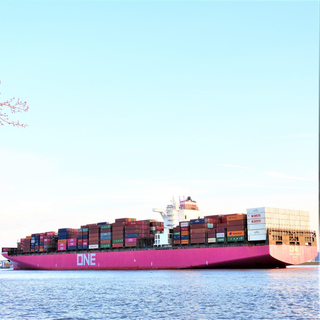 Der Containerfrachter "ONE Continuity" auf der Elbfahrt in Richtung Hamburger Hafen